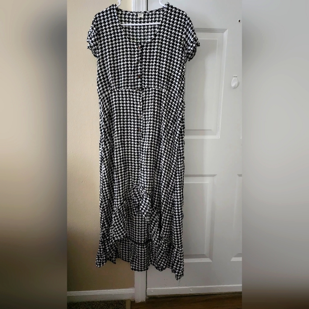 Chic Black and White Maxi Dress